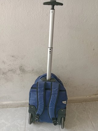Vendo Mochila escolar con ruedas azul como nueva