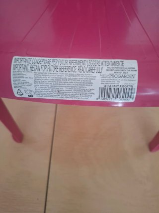 Silla infantil de plástico rosa