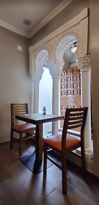 Sillas y mesas para bares, restaurantes. Taburetes