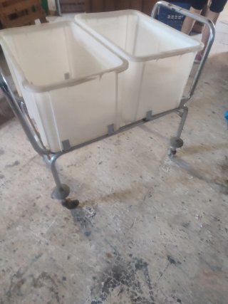 Carro de plástico con ruedas