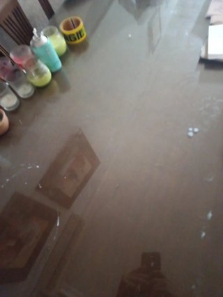 Mesa de madera con 6 sillas