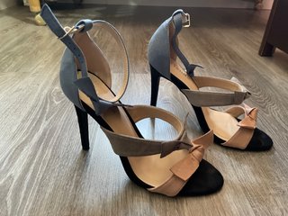 Zapatos de tacón beige y azul