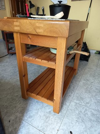 Mesa de cocina de madera piedra muy fuerte.