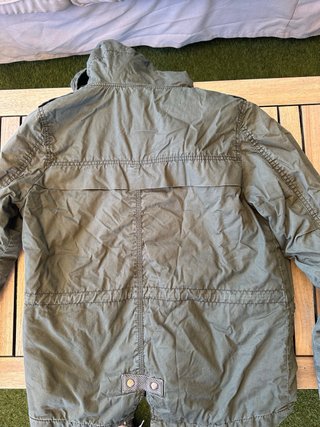 Parka Bershka verde con bordado de pájaro