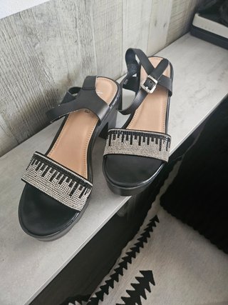 Sandalias negras con pedrería