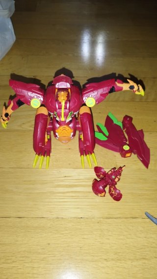 Juguete de acción rojo y naranja