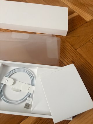 Caja vacía y cable ratón/teclado Apple