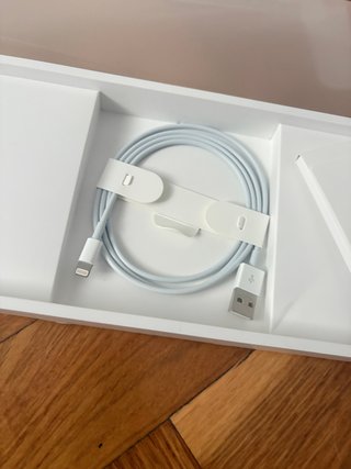 Caja vacía y cable ratón/teclado Apple