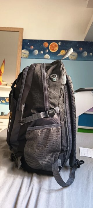 Mochila de viaje Alaska 40L gris y negra