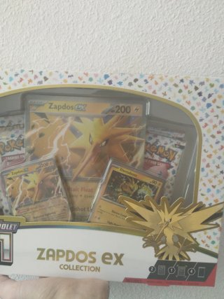 Caja Pokémon TCG Zapdos 151 Inglés