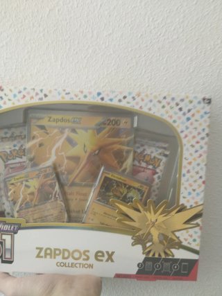 Caja Pokémon TCG Zapdos 151 Inglés