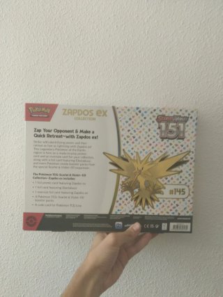 Caja Pokémon TCG Zapdos 151 Inglés
