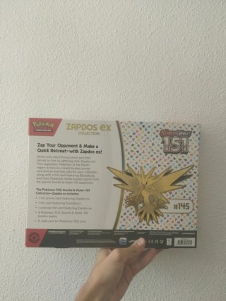 Caja Pokémon TCG Zapdos 151 Inglés