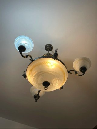 Lámpara de techo colgante dorada y blanca