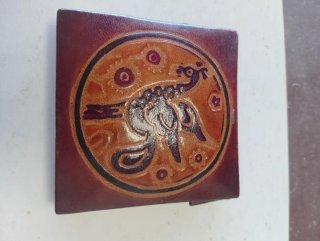 Monedero artesanal de piel con diseño