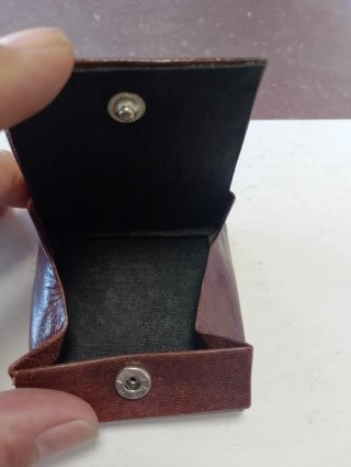 Monedero artesanal de piel con diseño