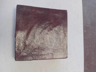 Monedero artesanal de piel con diseño