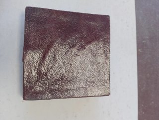 Monedero artesanal de piel con diseño