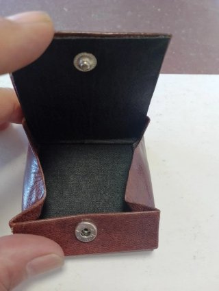 Monedero artesanal de piel con diseño
