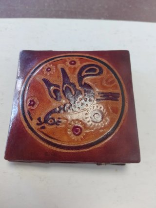 Monedero artesanal de piel con diseño
