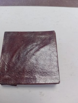 Monedero artesanal de piel con diseño