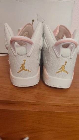 Jordan Retro 6 Golden Hoops