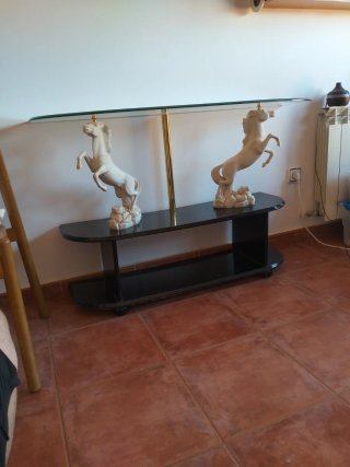 Mesa recibidor cristal y madera negra.