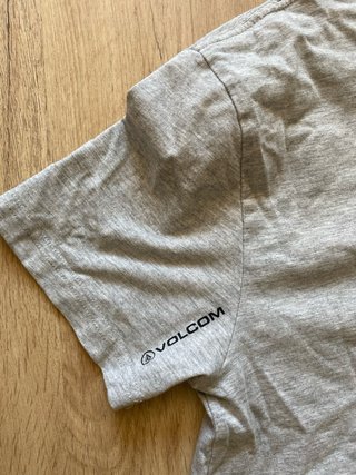 Camiseta Volcom Gris con Logo Camuflaje