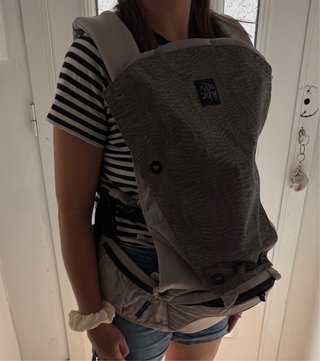 Mochila portabebés gris