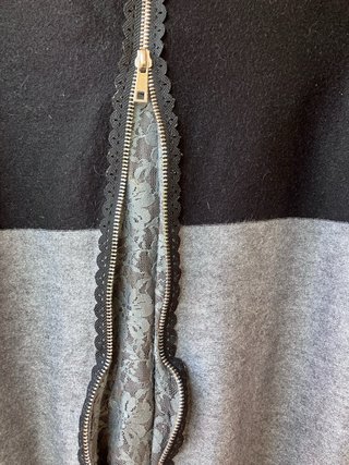Cardigan nero e grigio con zip e pizzo