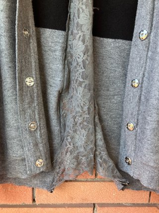 Cardigan nero e grigio con zip e pizzo