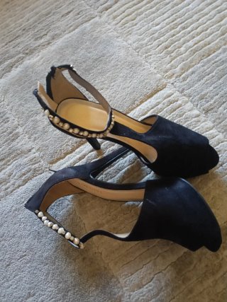 Zapatos de tacón negros con pedrería