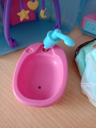 Casa de muñecas con bebé