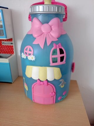 Casa de muñecas con bebé