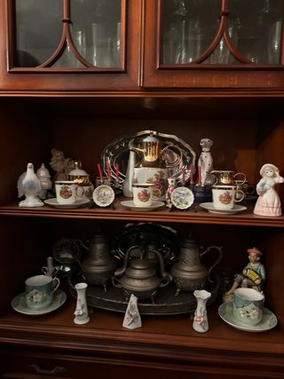 Juego de tazas y figuras decorativas