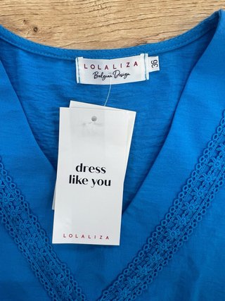 Blusa azul con volantes y encaje