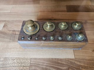 Vendo antico set di pesi in ottone con base in leg
