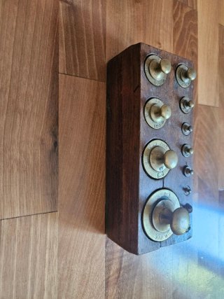 Vendo antico set di pesi in ottone con base in leg