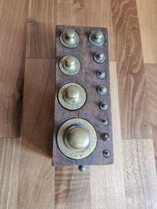Vendo antico set di pesi in ottone con base in leg