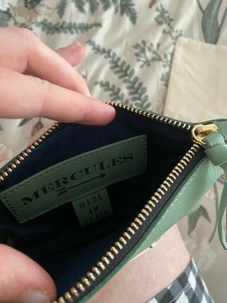 Cartera verde con flecha dorada