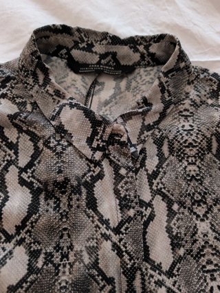 Vestido camisero estampado serpiente