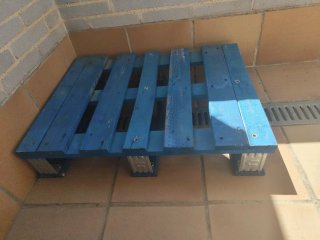Pallet di legno blu per poltrona