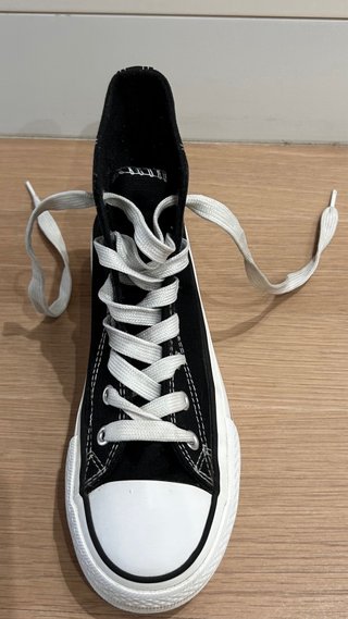 Zapatillas tipo Converse negras y blancas