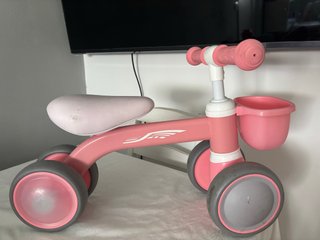 Bicicleta bebé rosa con cesta