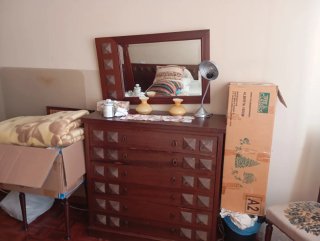 Armario de madera y lámpara