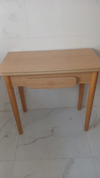 Mesa de madera con cajón