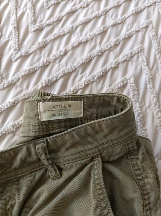 Pantalón cargo verde militar con puño