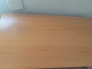 Escritorio de madera con cajón