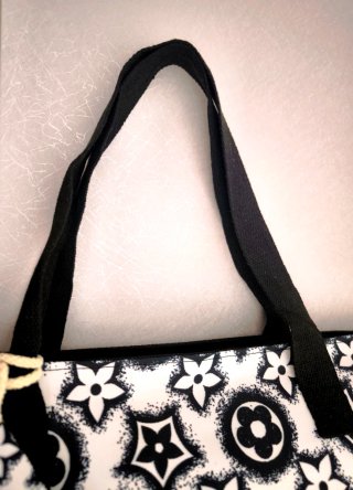 Bolso de playa flores blanco y negro