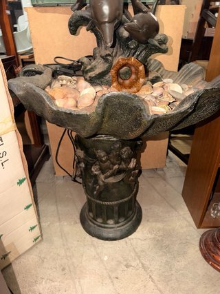 Fuente con lámpara de niño y delfines